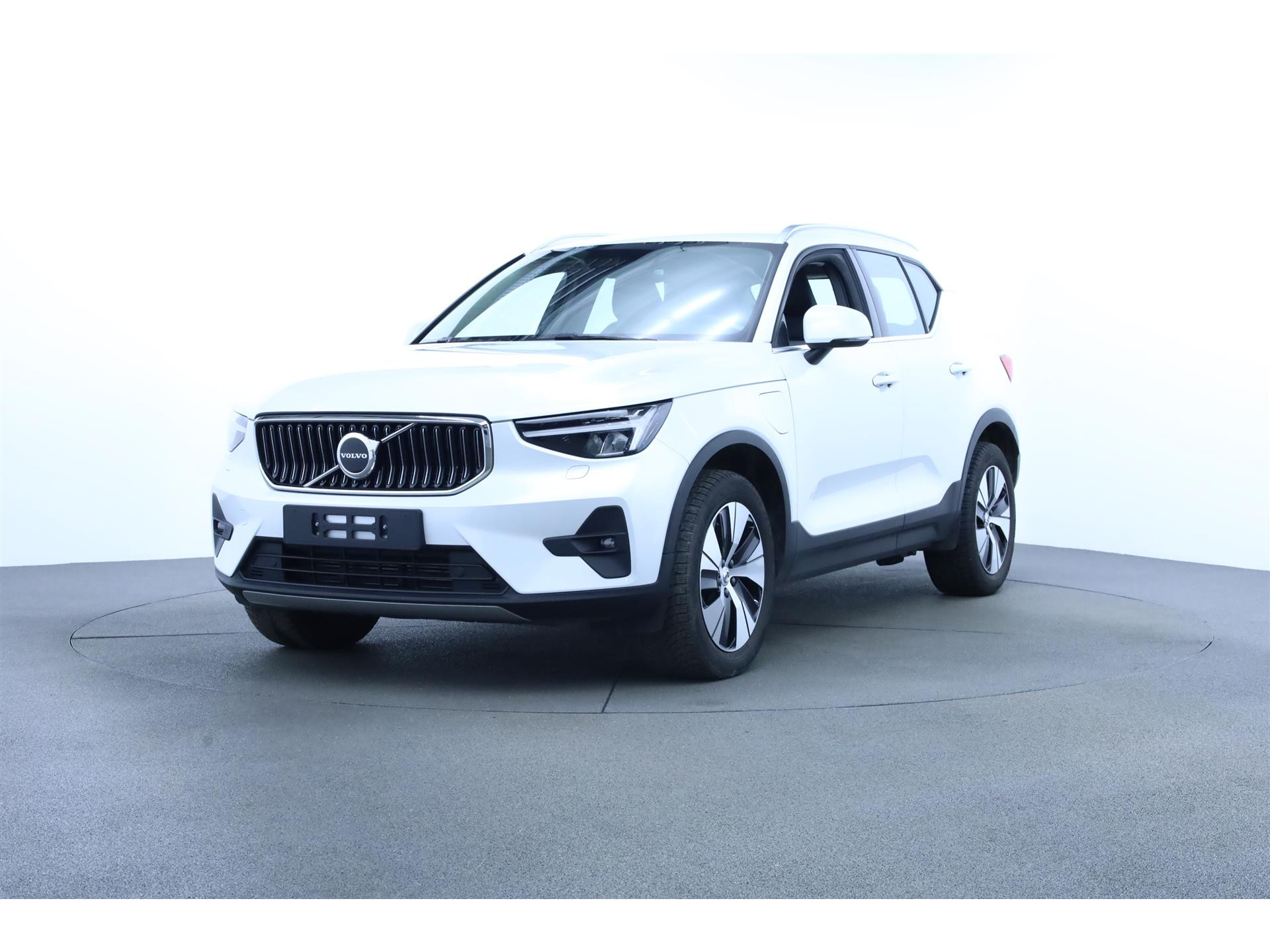 Volvo XC40 1.5 T4 PHEV Plus Bright Facelift Led Volleder BLIS Nav Camera Trekhaak Electrisch 50625257-0.jpg | Dealer Car Trade B.V.